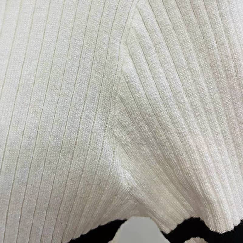 Schwarz-weiß gestreiftes Strickkleid