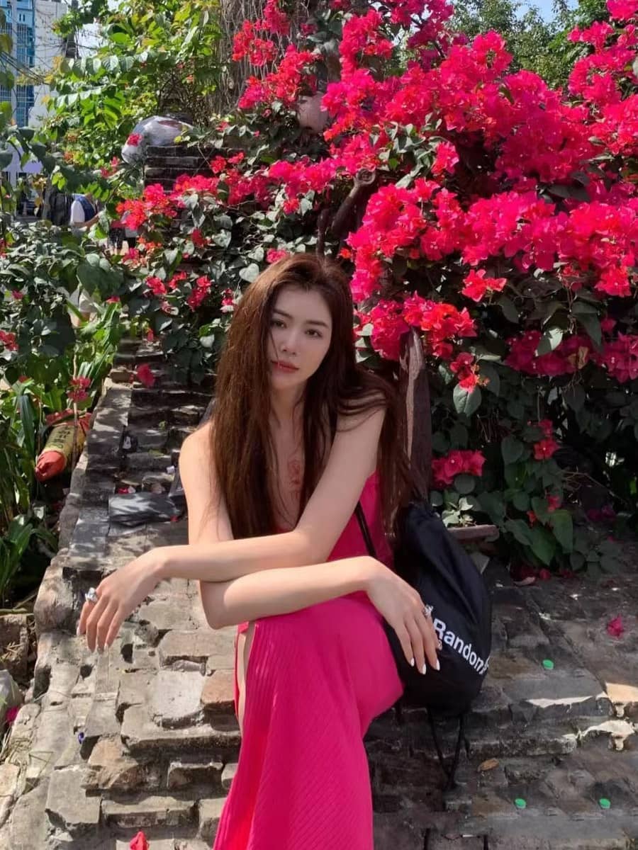 Gestricktes Strumpfhalterkleid mit Seitenschlitzen