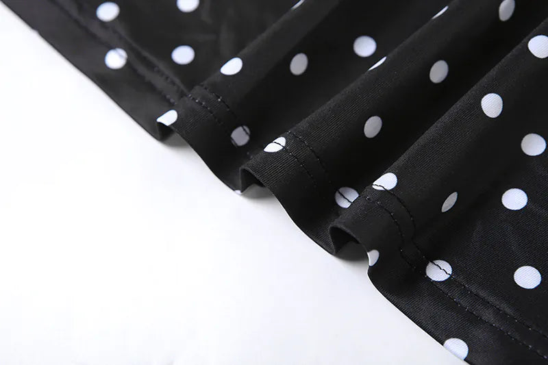 Schmal geschnittenes, rückenfreies, gepunktetes Strapskleid