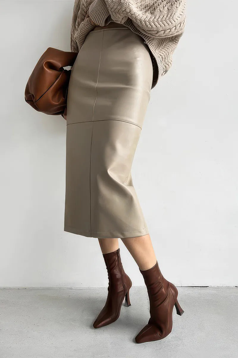 Gerader Midirock aus PU mit Schlitz