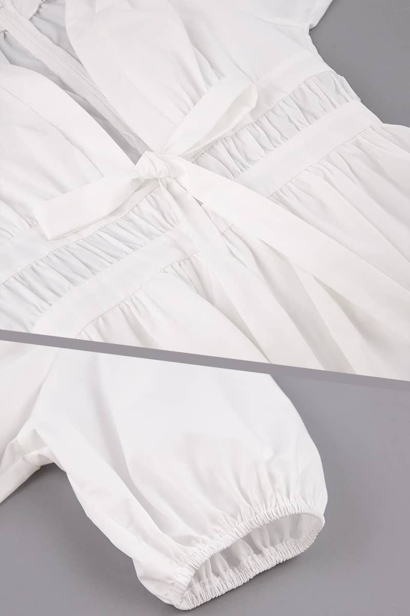 Tief ausgeschnittenes Nischenkleid mit tiefem V