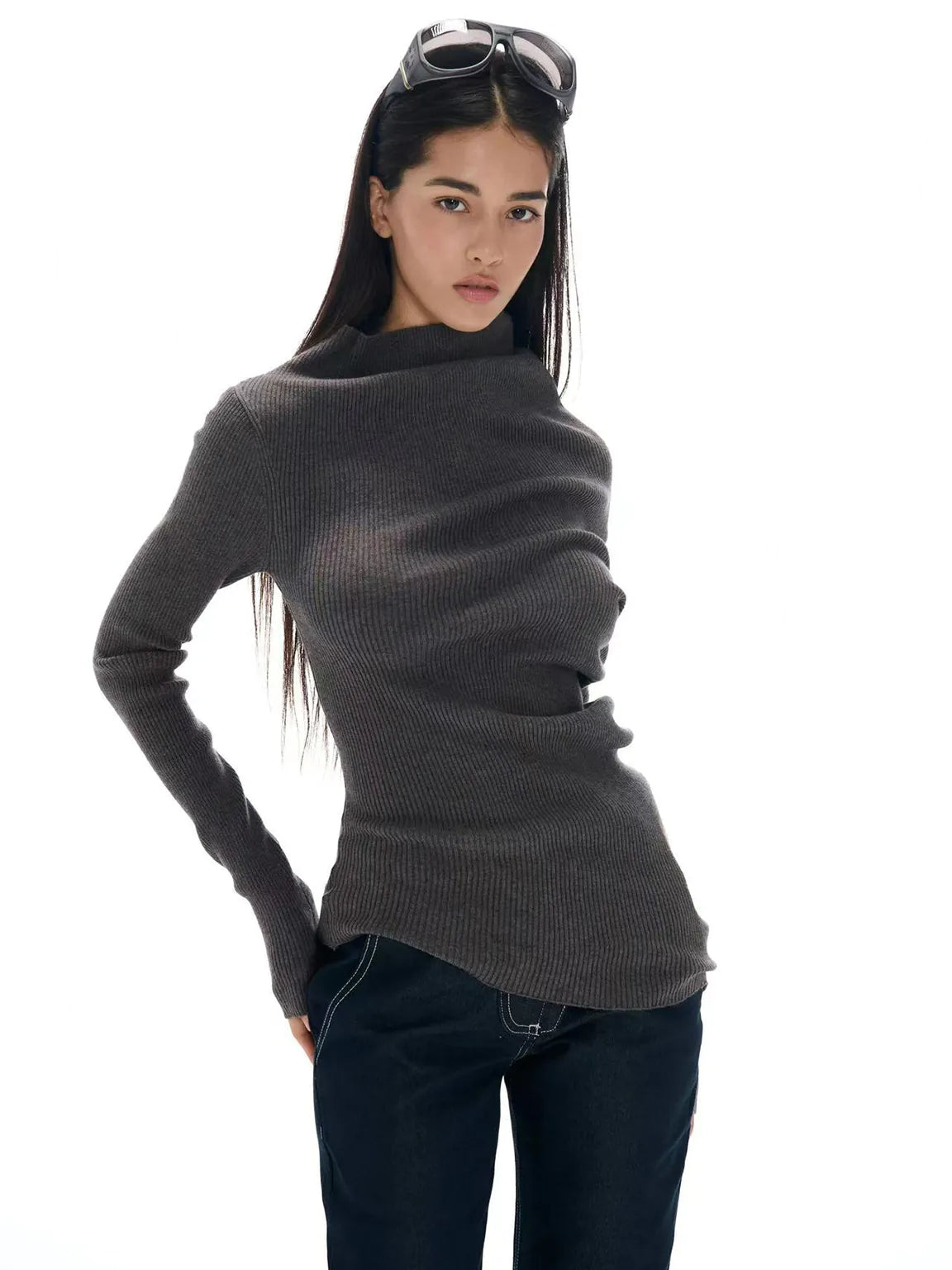 Woman wearing a dark gray sweater and black pants on a white background.#Color_Gray