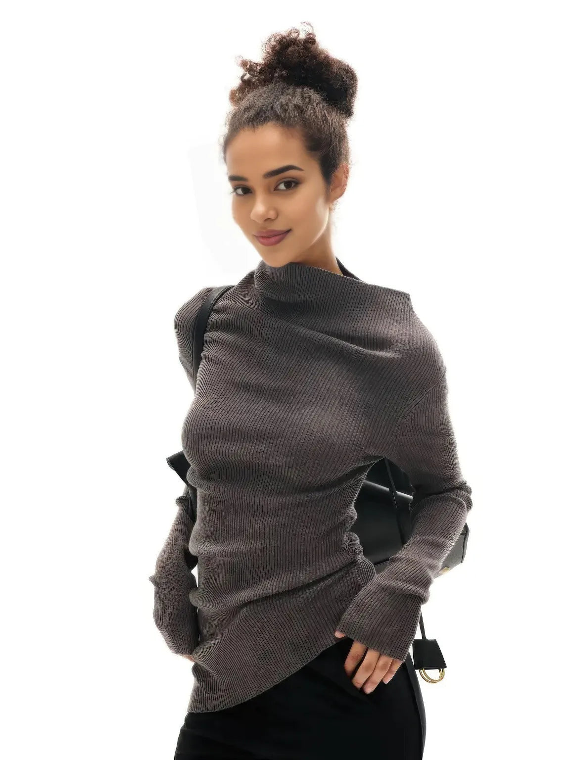 Woman wearing a gray sweater with a white background.#Color_Gray