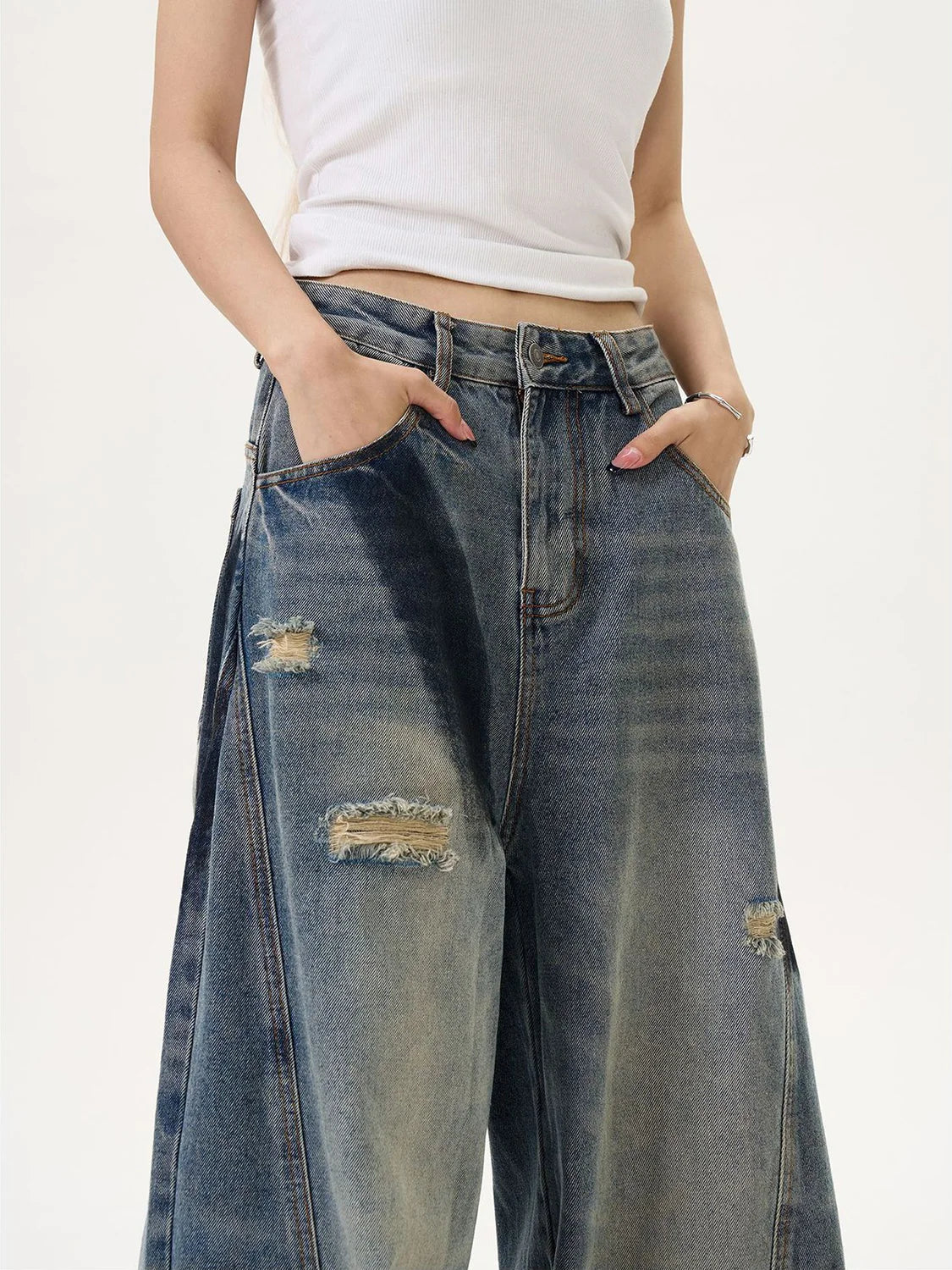 Loose-fitting wide-leg ripped and spray-painted distressed jeans