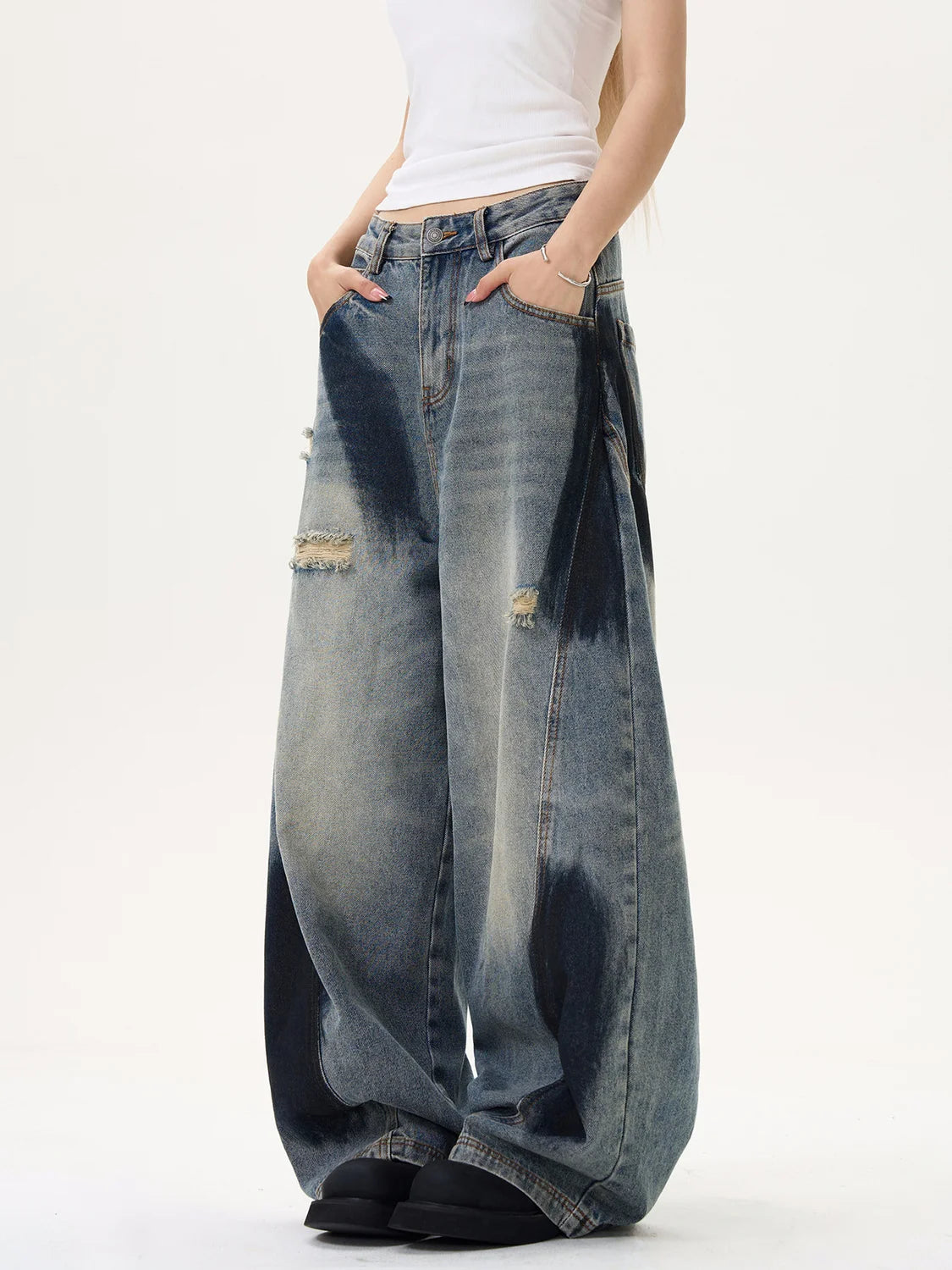 Loose-fitting wide-leg ripped and spray-painted distressed jeans