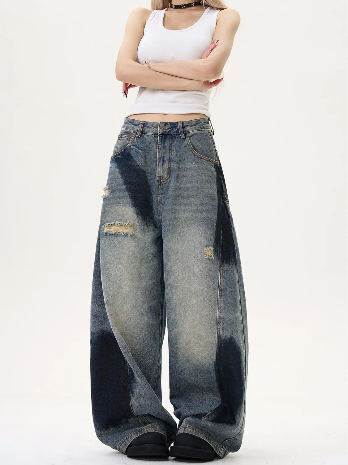 Loose-fitting wide-leg ripped and spray-painted distressed jeans