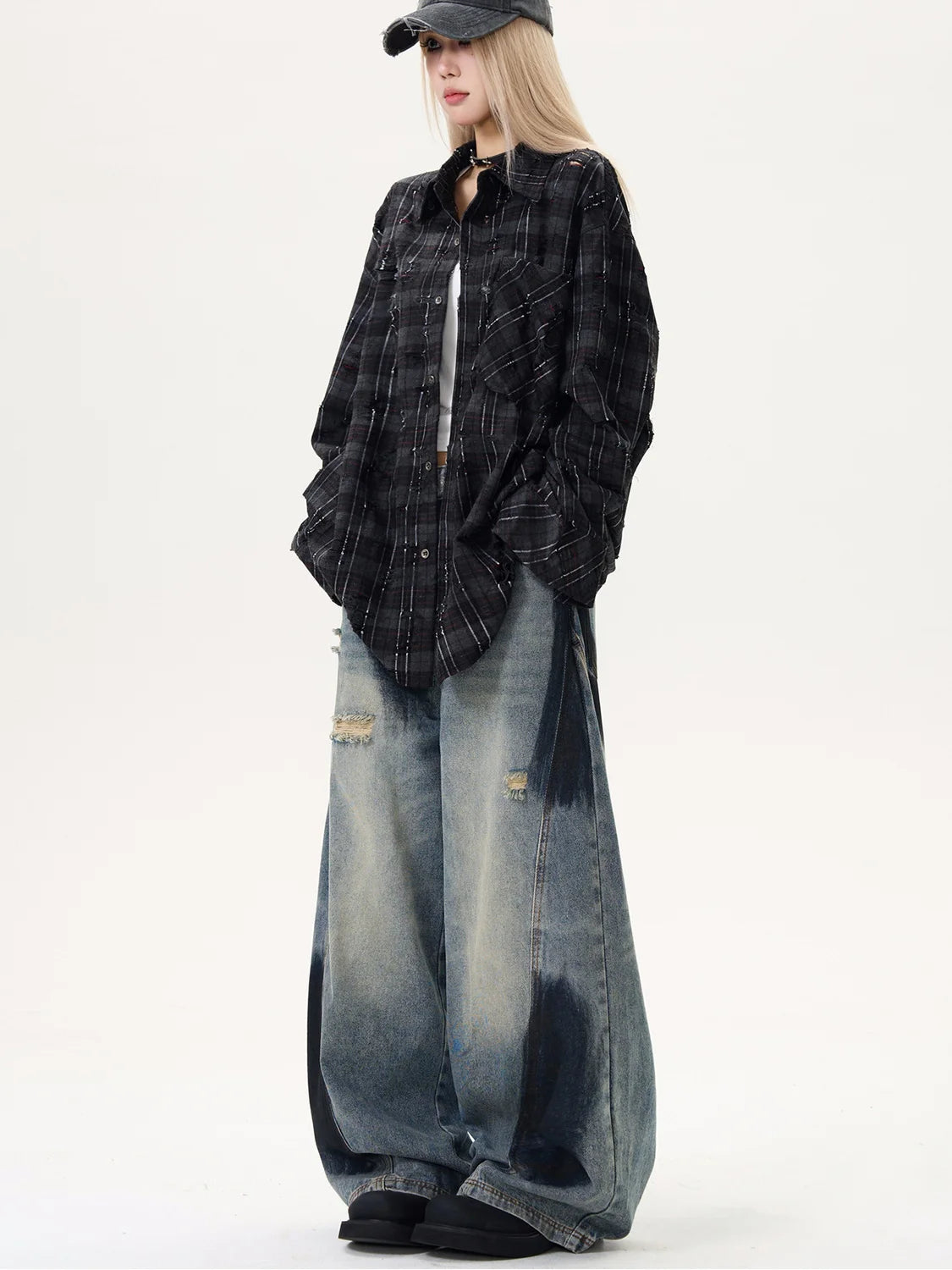 Loose-fitting wide-leg ripped and spray-painted distressed jeans